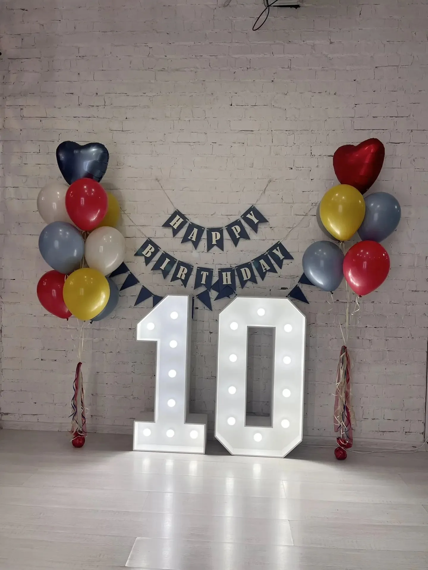 Цветная композиция из шаров на 10 лет